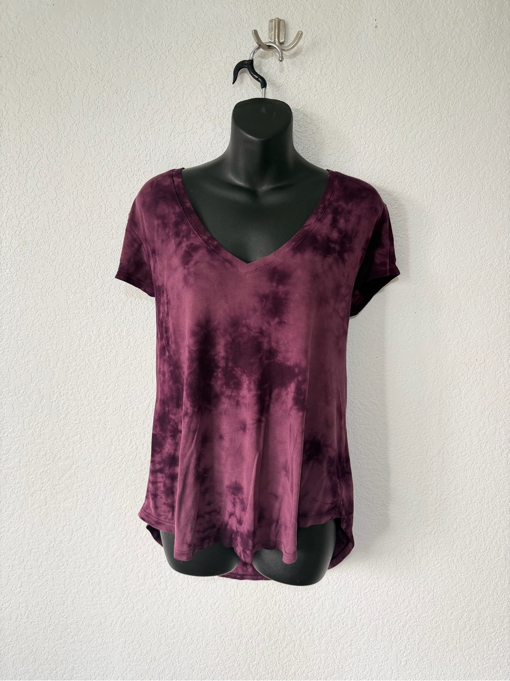 American Eagle Outfitters Plum Tie-Dye V-Neck Short Sleeve Top
